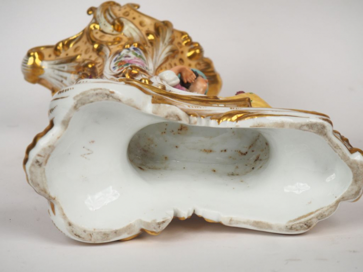 Paire de vases Napoléon III en porcelaine de Paris, à décor polychrome