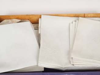 Vente aux enchères Service de table en damassé, chiffré, comprenant : une nappe et 24 ser
