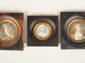 Vente aux enchères Trois différentes miniatures. « portraits » Diam. 5,5 cm et 7,5 cm