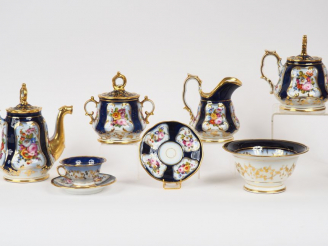 Vente aux enchères Service à thé Napoléon III en porcelaine de Valentine à décor de fleur