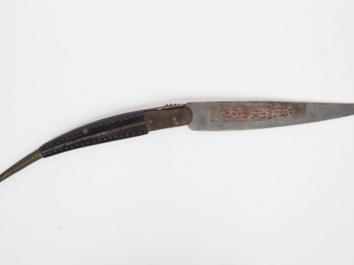 Couteau "Navaja" en corne et laiton, lame gravée.