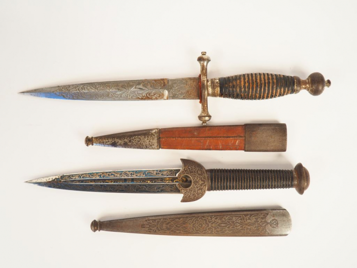 Deux différentes dagues de Tolède.