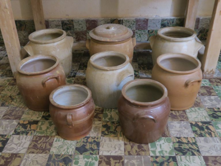 8 différents pots à graisse.
