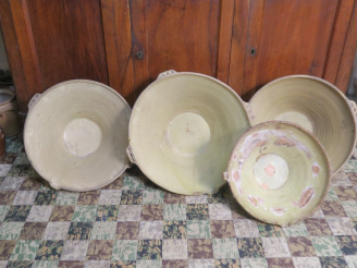 Vente aux enchères 4 différentes grésales.