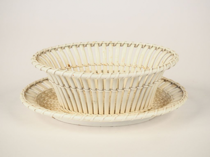 Corbeille et son présentoir en faïence fine de Creil, décor ajouré et 