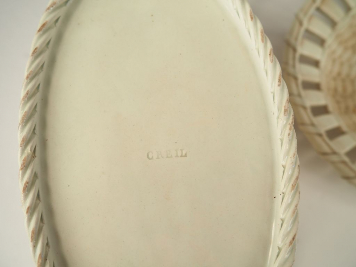 Corbeille et son présentoir en faïence fine de Creil, décor ajouré et 