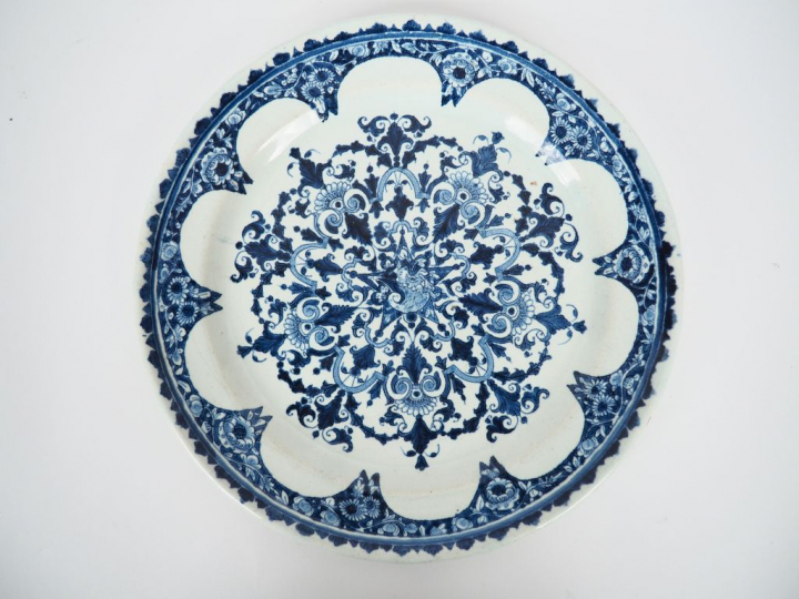 ROUEN.  Assiette en faience début XVIIIème décor en camaieu bleu. Diam