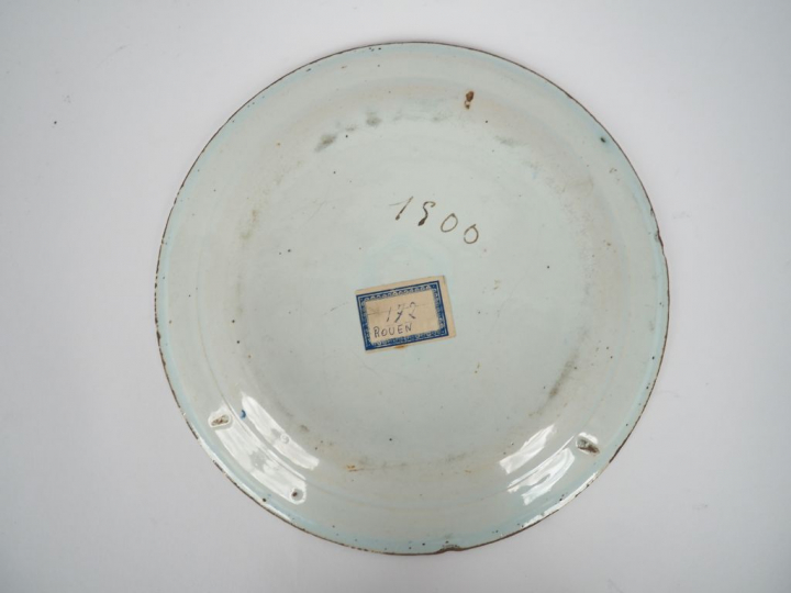 ROUEN.  Assiette en faience début XVIIIème décor en camaieu bleu. Diam