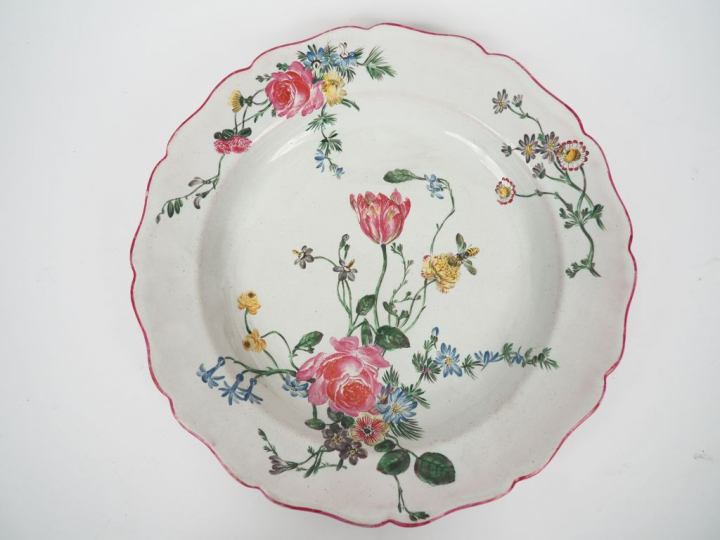 MARSEILLE. La Veuve Perrin. Plat rond XVIIIème en faience à décor de f
