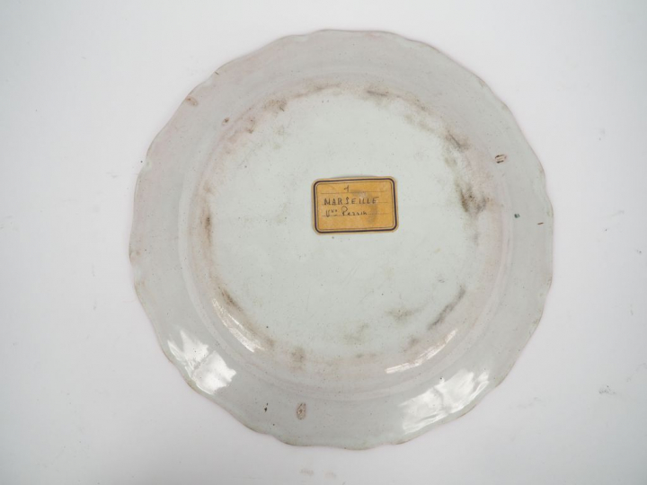 MARSEILLE. La Veuve Perrin. Plat rond XVIIIème en faience à décor de f