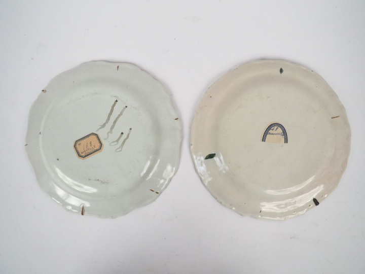 MARSEILLE.  Deux assiettes en faience à décor de fleurs polychromes et