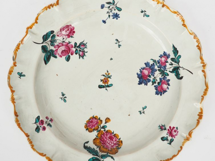 MARSEILLE.  Plat rond fin XVIIIème en faience, à décor de fleurs polyc