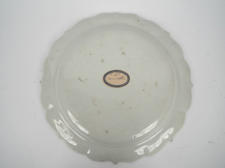 MARSEILLE.  Plat rond fin XVIIIème en faience, à décor de fleurs polyc