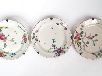 Vente aux enchères MARSEILLE. La Veuve Perrin. Trois assiettes en faience XVIIIème à déco