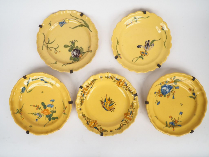 Cinq assiettes XVIIIème en faience à décor de fleurs polychromes sur f