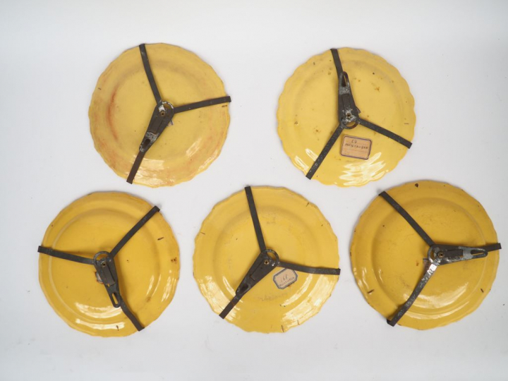 Cinq assiettes XVIIIème en faience à décor de fleurs polychromes sur f