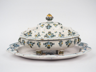 Vente aux enchères MOUSTIERS. Soupière en faience XVIIIème décor de fleurs de solannées. 
