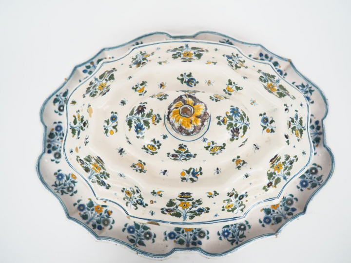 MOUSTIERS. Soupière en faience XVIIIème décor de fleurs de solannées. 