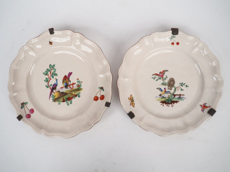 Vente aux enchères Paire d'assiettes en faience à décor polychrome d'oiseaux branchés.  D