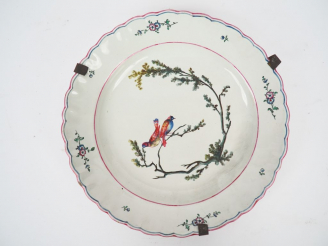 Vente aux enchères Assiette en faience fin XVIIIème, décor polychrome d'oiseaux branchés.
