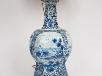Vente aux enchères Vase balustre XIXème en faience de Delft décor en camaïeu bleu dans de