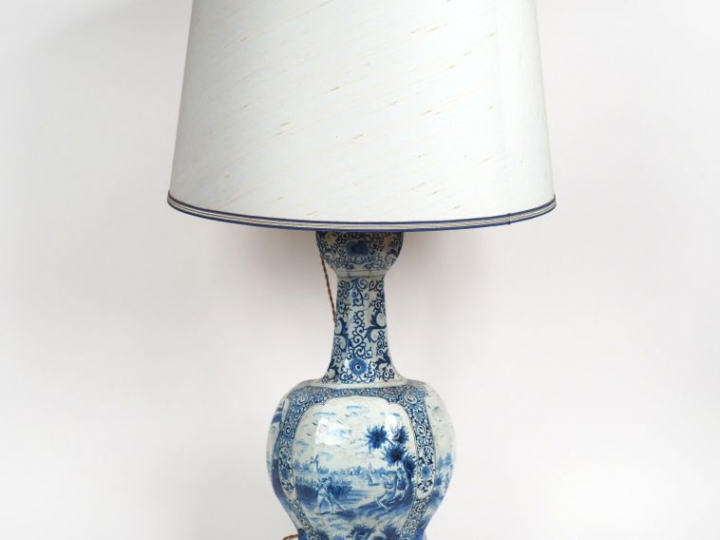 Vase balustre XIXème en faience de Delft décor en camaïeu bleu dans de