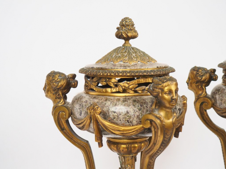Paire de grandes cassolettes Napoléon III de style Louis XVI en marbre
