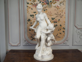 Vente aux enchères Auguste MOREAU.  "Vénus et Cupidon".  Grande sculpture en marbre blanc
