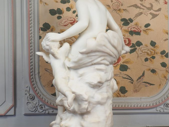 Auguste MOREAU.  "Vénus et Cupidon".  Grande sculpture en marbre blanc