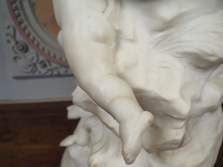 Auguste MOREAU.  "Vénus et Cupidon".  Grande sculpture en marbre blanc