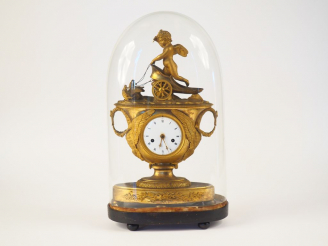 Vente aux enchères Pendule de cheminée Empire en bronze ciselé et doré "l'amour sur son c