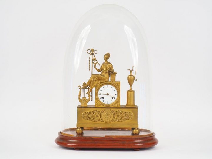 Pendule Directoire en bronze doré à décor de jeune jardinière, cadran 