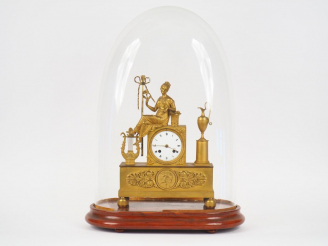 Vente aux enchères Pendule Directoire en bronze doré à décor de jeune jardinière, cadran 