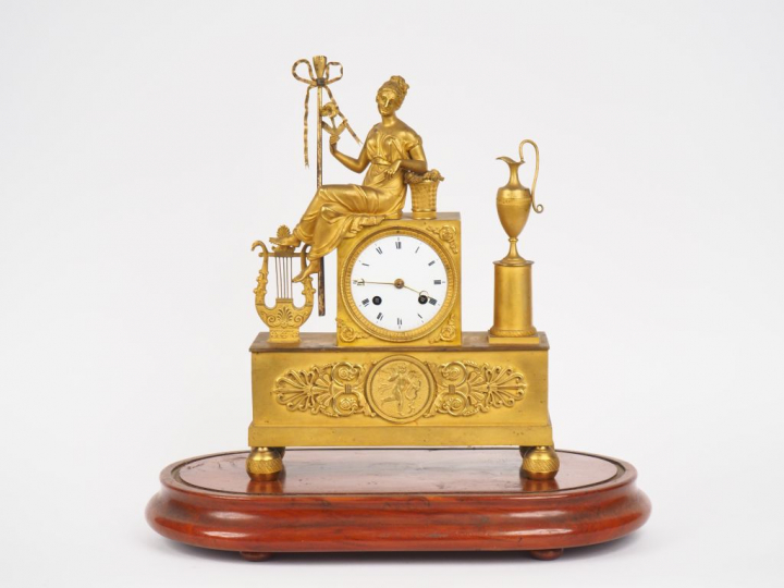 Pendule Directoire en bronze doré à décor de jeune jardinière, cadran 