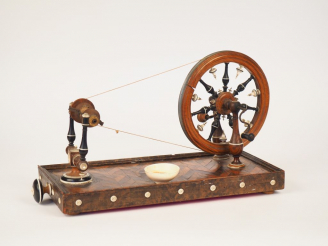 Vente aux enchères Rouet de table Louis XVI en marqueterie à décor de balustres. Dim. 31 