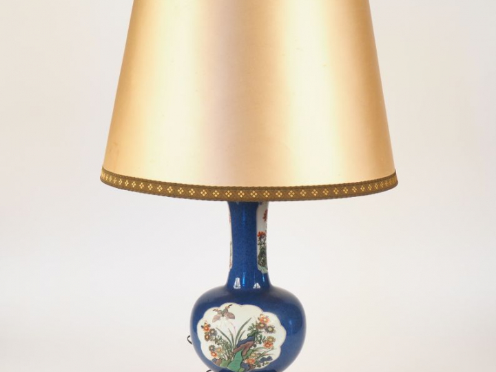 Vase XIXème en porcelaine de Chine à décor dans des réserves de fleurs
