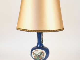 Vente aux enchères Vase XIXème en porcelaine de Chine à décor dans des réserves de fleurs