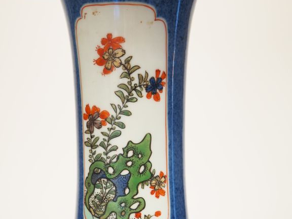 Vase XIXème en porcelaine de Chine à décor dans des réserves de fleurs