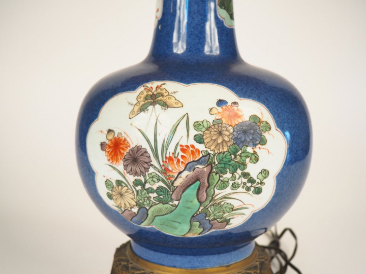 Vase XIXème en porcelaine de Chine à décor dans des réserves de fleurs