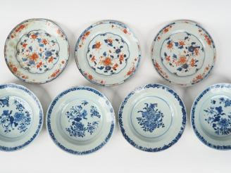 Vente aux enchères Sept différentes assiettes en porcelaine de Chine. (un fel et égrenure