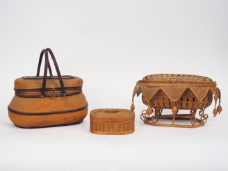 Vente aux enchères Deux boites à couture en osier et un panier en osier.