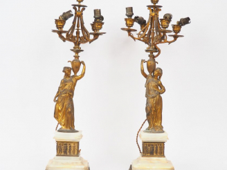 Vente aux enchères Paire de candélabres de style Empire en bronze doré et onyx blanc, à d