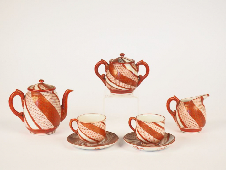 Service tête à tête 1900 en porcelaine du Japon décor stylisé de coule