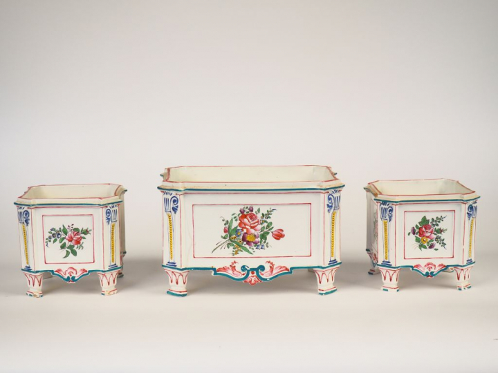 Garniture XIXème en faïence fine dans le goût des faïences de l'Est. (