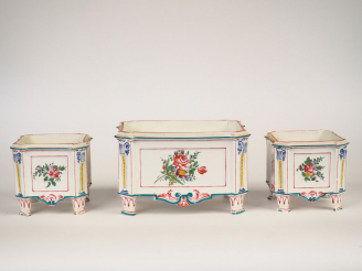 Vente aux enchères Garniture XIXème en faïence fine dans le goût des faïences de l'Est. (