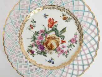 Vente aux enchères Assiette fin XVIIIème en porcelaine Saxe, à décor polychrome de fleurs