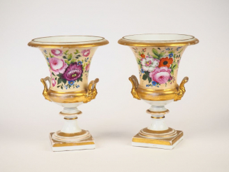 Vente aux enchères Paire de vases Médicis Napoléon III en porcelaine de Paris, à décor de