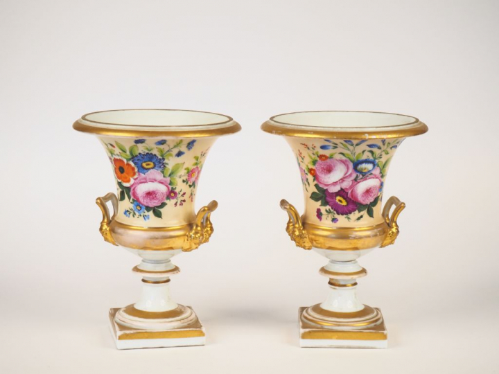 Paire de vases Médicis Napoléon III en porcelaine de Paris, à décor de