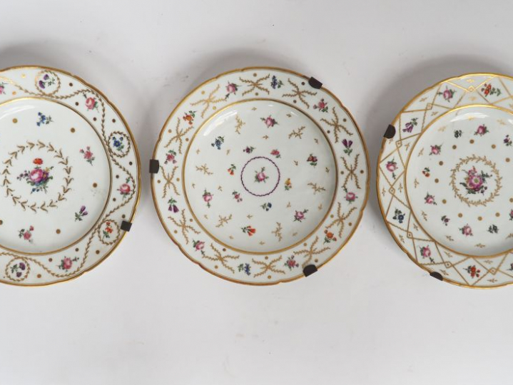 Trois assiettes début XIXème en porcelaine de Paris à décor de fleurs 