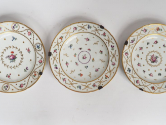 Vente aux enchères Trois assiettes début XIXème en porcelaine de Paris à décor de fleurs 